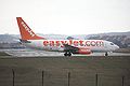 Boeing 737 linii EasyJet kołuje na pas startowy