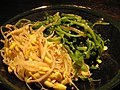 한국어: 콩나물과 시금치나물 English: Kongnamul (soybean sprouts) and sigeumchi namul (spinach)