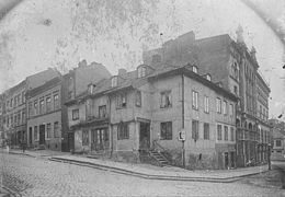 Prinsens gate 19, 1897, det året som bygget ble revet. Til v. Nedre Slottsgate 4 og 6, til h. Kongens gate 23. Hele kvartalet er i dag magasinet Steen & Strøm. Foto: Ukjent / Oslo Museum