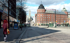 Siltasaarenkatu à son point le plus large. Le bâtiment en briques rouges est l'Arenan talo.