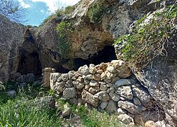 Grotte du sanctuaire de Poséidon du cap Ténare, identifiée avec la grotte sacrée évoquée dans des textes antiques, qui y voient une entrée vers les Enfers[466].