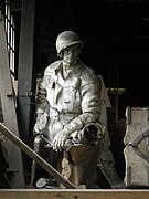 Moule ayant servi à la réalisation de la statue du GI Iron Mike qui se dresse au-dessus du pont de La Fière à Sainte-Mère-Église et dévoilée le 7 juin 1997.