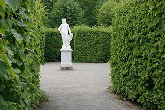 Apollo med lyra i en av de av Walter Bauer restaurerade boskéerna i Drottningholms slottspark.