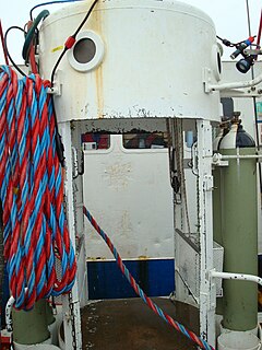 Diving bell Chamber for transporting divers vertically through the water