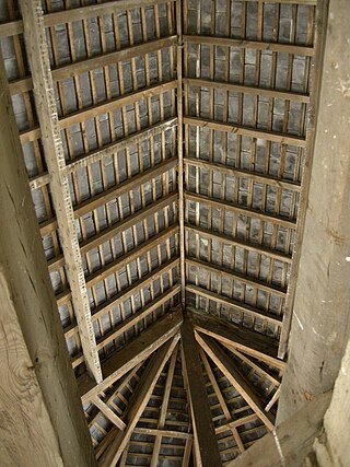 <span class="mw-page-title-main">Rafter</span> Supporting structural member in roof construction