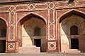 Close up view of the arches surrounding the tomb's platform