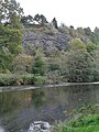 Le terril de l'ardoisière du Rick (en Saint-Goazec) en bordure du Canal de Nantes à Brest.