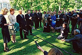 Des journalistes présents lors d'une conférence de presse de la présidente finlandaise Tarja Halonen et du président russe Vladimir Poutine en 2002.