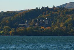 Klostret Maria Laach vid Laacher See.