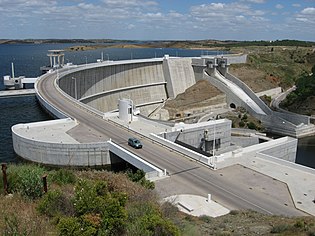 Die Staumauer am Südende des Stausees