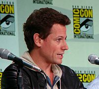 Ioan Gruffudd dans le rôle d'Andrew Martin