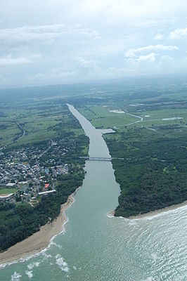 De monding van de rivier de Río Grande in Loíza