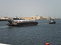 English: small tug towing barge with cargo in Jebel Ali, Dubai Polski: Holownik holujący barkę z ładunkiem w porcie Jebel Ali, Dubaj