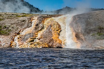 Yellowstone National Park (WY, USA), Firehole River, Abflusskanal des Excelsior Geysirs (2022)