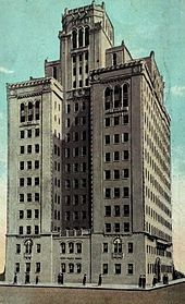 1922 postcard showing the building design before the addition of the bell tower. 1922NewClinicRochesterMN.jpg