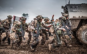 Soldats du 35e régiment d'infanterie en formation derrière un VBCI.