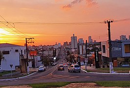 Zonsondergang met de hoofdstraat Avenida Rui Barbosa in Assis