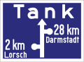 Vorwegweiser mit Tankhinweis