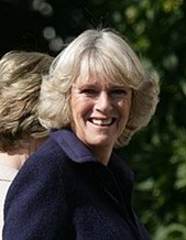 Dua istri Charles: Diana Spencer (kiri) dan Camilla Shand (kanan)