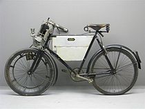 Een Werner-kopie van het Britse Raleigh uit 1902. Vanwege het Werner-patent was een 19e-eeuwse Werner met de motor boven het voorwiel nagemaakt.