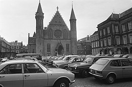 Binnenhof vol auto's