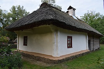 Великий звіс даху на бічному фасаді (на кронштейнах). Хата із с.В'юнище Переяслав-Хмельницького району Київської області, Переяслав-Хмельницький