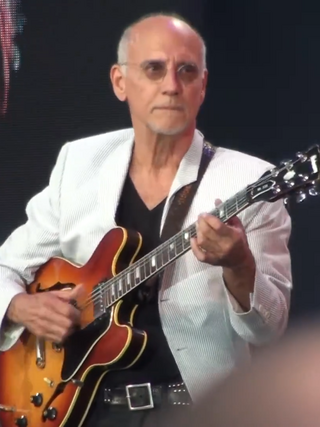 <span class="mw-page-title-main">Larry Carlton</span> American guitarist (born 1948)