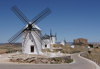 Moulins à vent devant le château de Consuegra, dans la communauté autonome de Castille-La Manche en Espagne. (définition réelle 4 057 × 2 818)