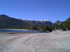 Gjevilvatnet with Raudøra beach, near Gjevilvasshytta. The mountain on the right is Okla, Oppdal municipality.