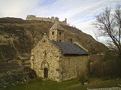 Chapelle de Tous les Saints avec, au fond, le château de Tourbillon