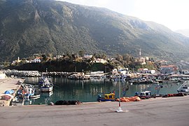 Vue sur le port de Ziama Mansouria et le village.