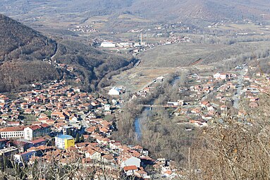 Панорама Звечана виђена са пута ка истоименој тврђави.