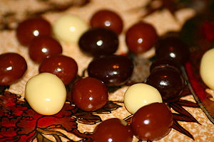 Chocolate-covered coffee beans Chocolatecoveredcoffeebeans.jpg