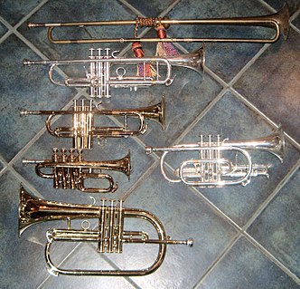 Six high brass instruments Left, from top: A reproduction baroque trumpet in D, a modern trumpet in B, a modern trumpet in D, a piccolo trumpet in B (octave higher), and a flugelhorn in B. Right: a cornet in B. High-brass-x6-large.jpg