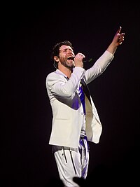 Howard Donald performing in Glasgow, 2017 (2).jpg