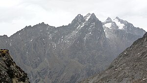 Mount Stanley faan lachts tu rochts: Savoia Peak, Elena Peak, Moebius Peak, Alexandra Peak, Margherita Peak