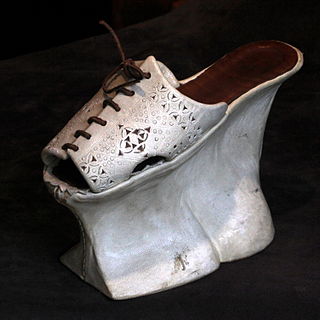 <span class="mw-page-title-main">Chopine</span> Shoe or overshoe with a thick platform sole