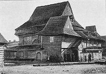 Vue en noir et blanc d'un groupe de maisons en bois.