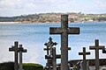 Le cimetière marin de Landévennec : croix de pierres tombales