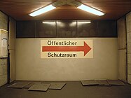 Hinweis auf den Schutzraum in der 1977 eröffneten Station Pankstraße, West-Berlin