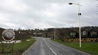 L'entrée du village, avec la bouteille et trois futs.