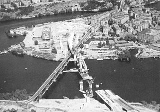 Essingebron under uppförande, hamnkranen Lodbrok assisterar, 1963