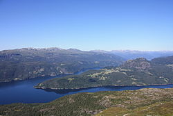 Vue du Hylsfjord au premier plan, et du Saudafjord en arrière-plan