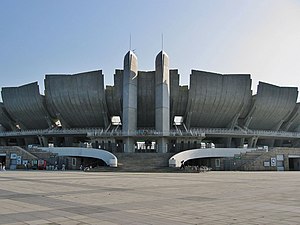 Der Eingang zum Olympiastadion (2006). Die Tribüne ist einer Blume nachempfunden.