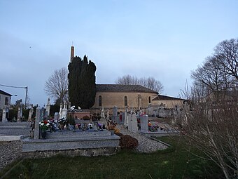 Le cimetière adjacent à l’église.