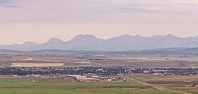 Pincher Creek vista do norte, com as Montanhas Rochosas Canadenses no fundo.