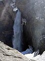 Der Río Olivares, ein Zufluss des Río Colorado, entspringt an einem spektakulären Wasserfall, der von einem Gletscher gespeist wird. Dieses Bild zeigt nur einen kleinen Teil davon. (33° 10′ S, 70° 7′ W-33.166666666667-70.1166666666672900[4])