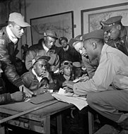 ‏"Photograph of several Tuskegee airmen at Ramitelli, Italy, March 1945" ("תמונה של מספר טייסי טסקיגי ברמיטלי, איטליה, מרץ 1945") ‏