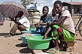 Mujeres en el distrito de Salima vendiendo cacahuetes.