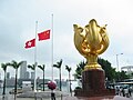 為悼念汶川大地震死難者，香港灣仔金紫荊廣場將中華人民共和國國旗和香港特別行政區區旗下半旗志哀